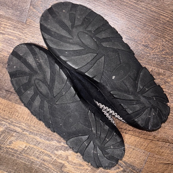 Black fuzzy slippers women’s size 8 - Picture 4 of 6